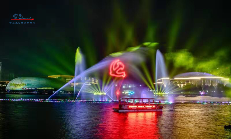 由雷色光電打造的“大美漯河·水韻西城”共慶百年華誕月灣湖之夜主題燈光秀上演啦！(圖2)