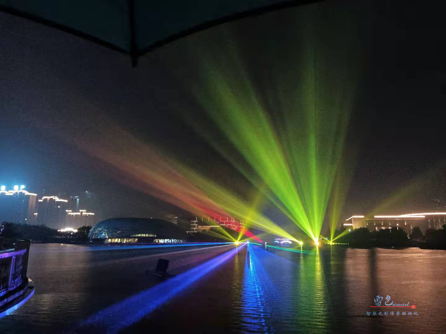由雷色光電打造的“大美漯河·水韻西城”共慶百年華誕月灣湖之夜主題燈光秀上演啦！(圖4)